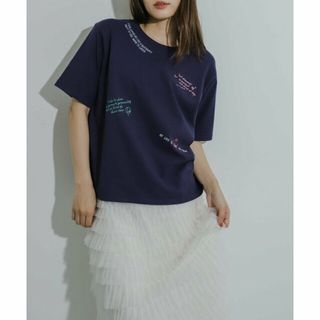 センスオブプレイスバイアーバンリサーチ(SENSE OF PLACE by URBAN RESEARCH)の【NAVY】ロゴシシュウグラフィックTシャツ(半袖)(カットソー(長袖/七分))