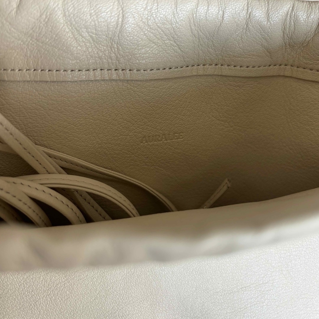 AURALEE> LEATHER SQUARE STRING POUCH バッグ AURALEE> LEATHER SQUARE STRING POUCH バッグ