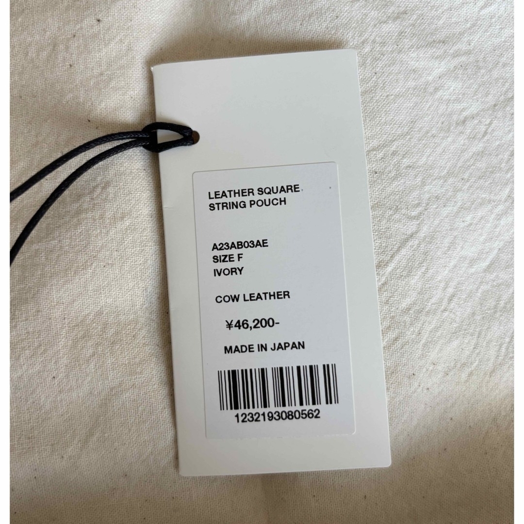 AURALEE> LEATHER SQUARE STRING POUCH バッグ AURALEE> LEATHER SQUARE STRING POUCH バッグ