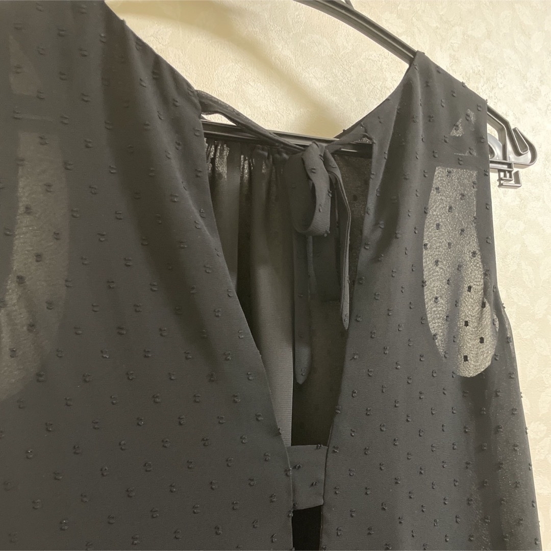 H&M(エイチアンドエム)のH&M スリーブブラウス ブラック ドット柄 リボン付き レディースのトップス(シャツ/ブラウス(半袖/袖なし))の商品写真