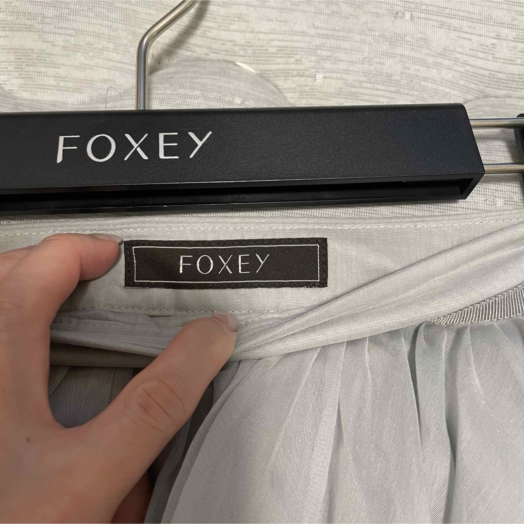FOXEY(フォクシー)のフォクシー　スカート  シアーサーキュラー　ブルーグレー　コットンシルク　フレア レディースのスカート(ひざ丈スカート)の商品写真