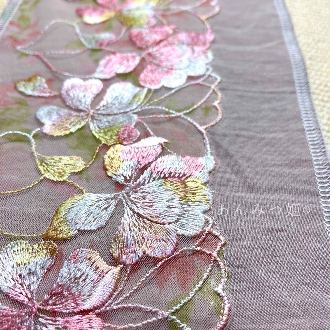 洗える刺繍半衿  つやつやのお花 レディースの水着/浴衣(和装小物)の商品写真