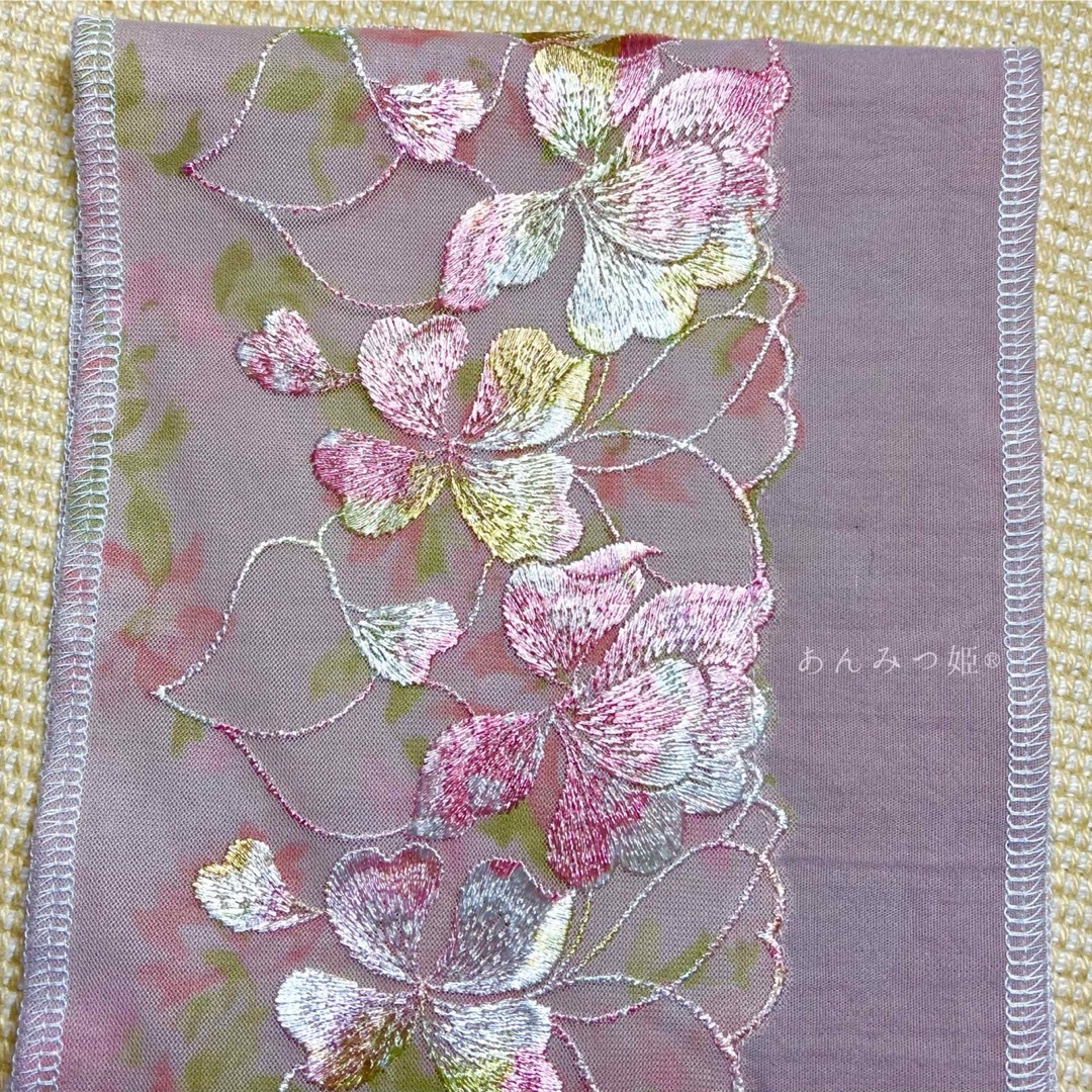 洗える刺繍半衿  つやつやのお花 レディースの水着/浴衣(和装小物)の商品写真