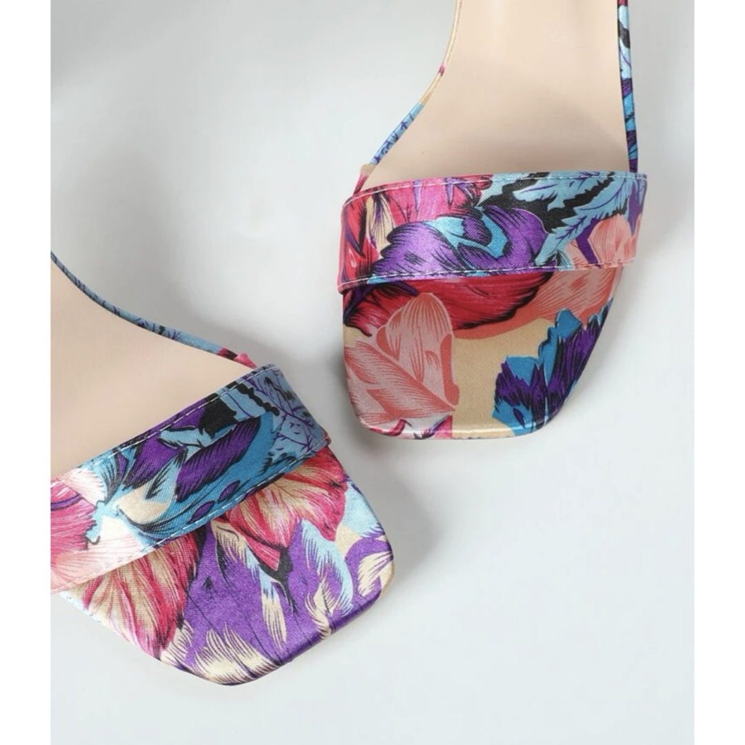 SHEIN(シーイン)のSHEIN チャンキーヒール アンクルストラップサンダル トロピカル レディースの靴/シューズ(サンダル)の商品写真