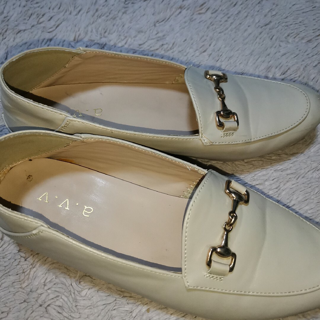 a.v.v(アーヴェヴェ)のローファー ライトベージュ  Lサイズ タッセルローファー レディースの靴/シューズ(ローファー/革靴)の商品写真