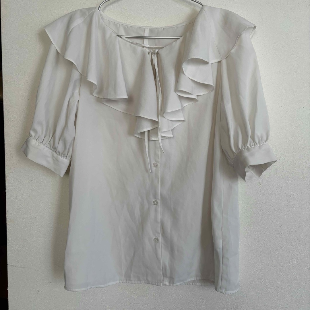 GU(ジーユー)のGU 五分袖　フリルシャツ　フリルカットソー　Mサイズ レディースのトップス(シャツ/ブラウス(半袖/袖なし))の商品写真