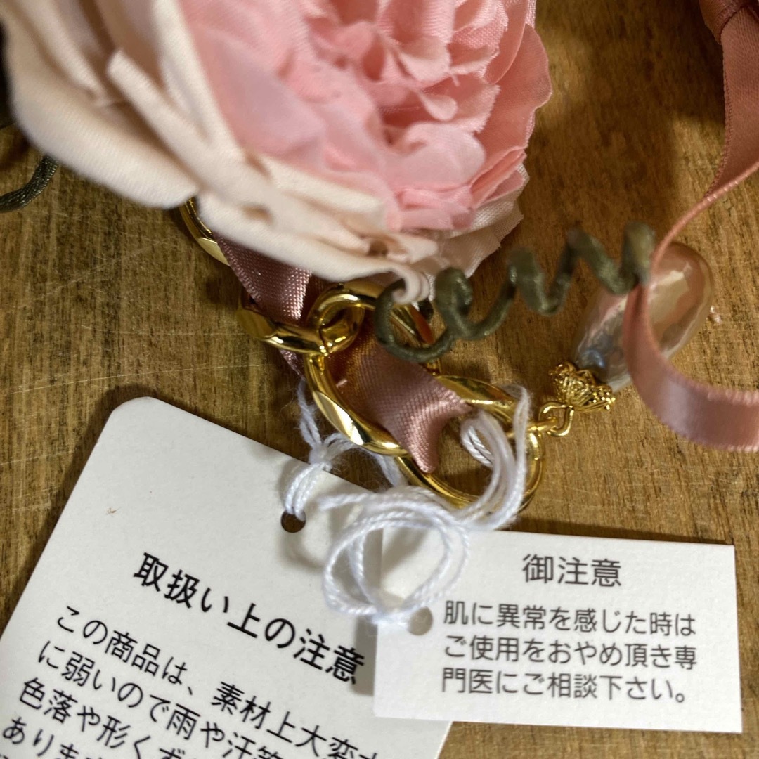 KANEKO ISAO(カネコイサオ)のワンダフルワールド　🩷薔薇コサージュ付きチャーム🩷お手持ちのトートバッグに‼️ レディースのアクセサリー(ブレスレット/バングル)の商品写真