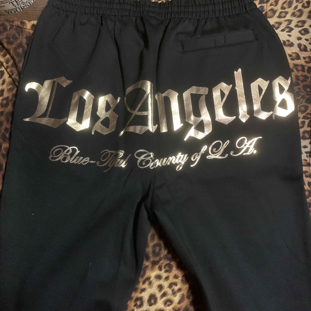 LOS ANGELES LAロゴスウェットパンツ 黒/金 メンズのパンツ(その他)の商品写真