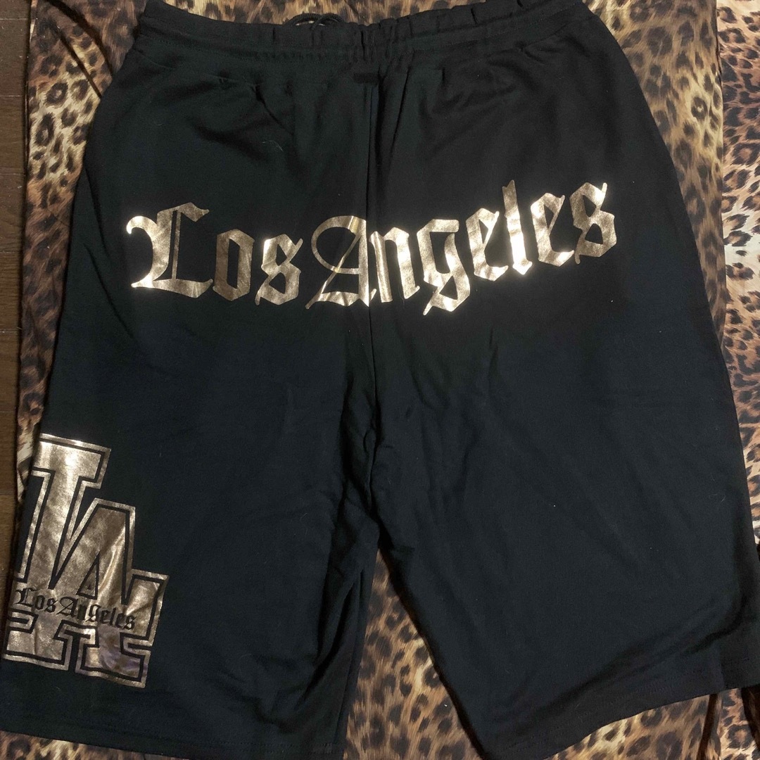 LOS ANGELES LAロゴスウェットハーフパンツ 黒/金 メンズのパンツ(ショートパンツ)の商品写真