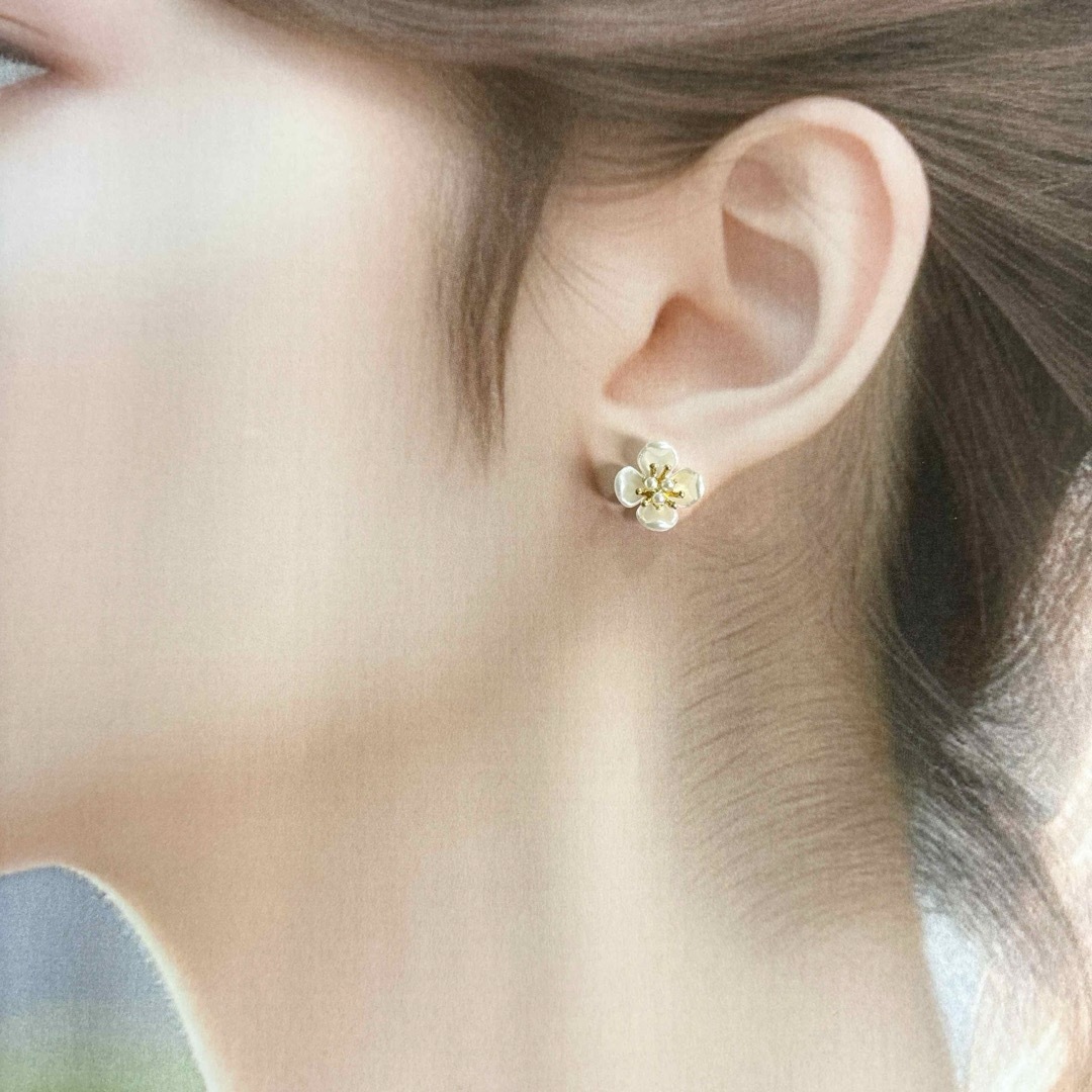 No.490  花　フラワー　ミニピアス　小花　ホワイト　小粒　小ぶり　大人 ハンドメイドのアクセサリー(ピアス)の商品写真