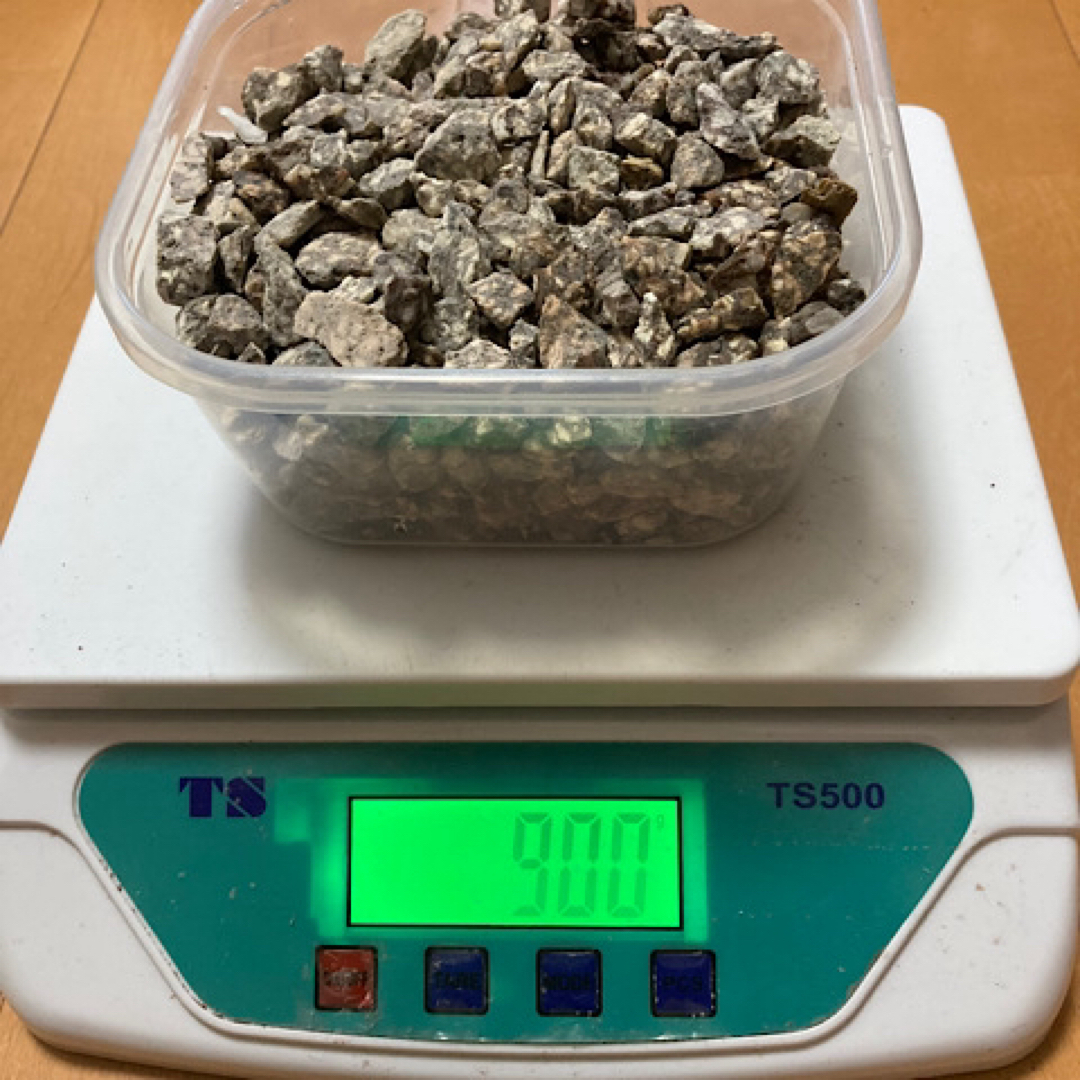 麦飯石 1.9kg ろ材 めだか 金魚 熱帯魚 アクアリウム ミネラルウォーター その他のペット用品(アクアリウム)の商品写真