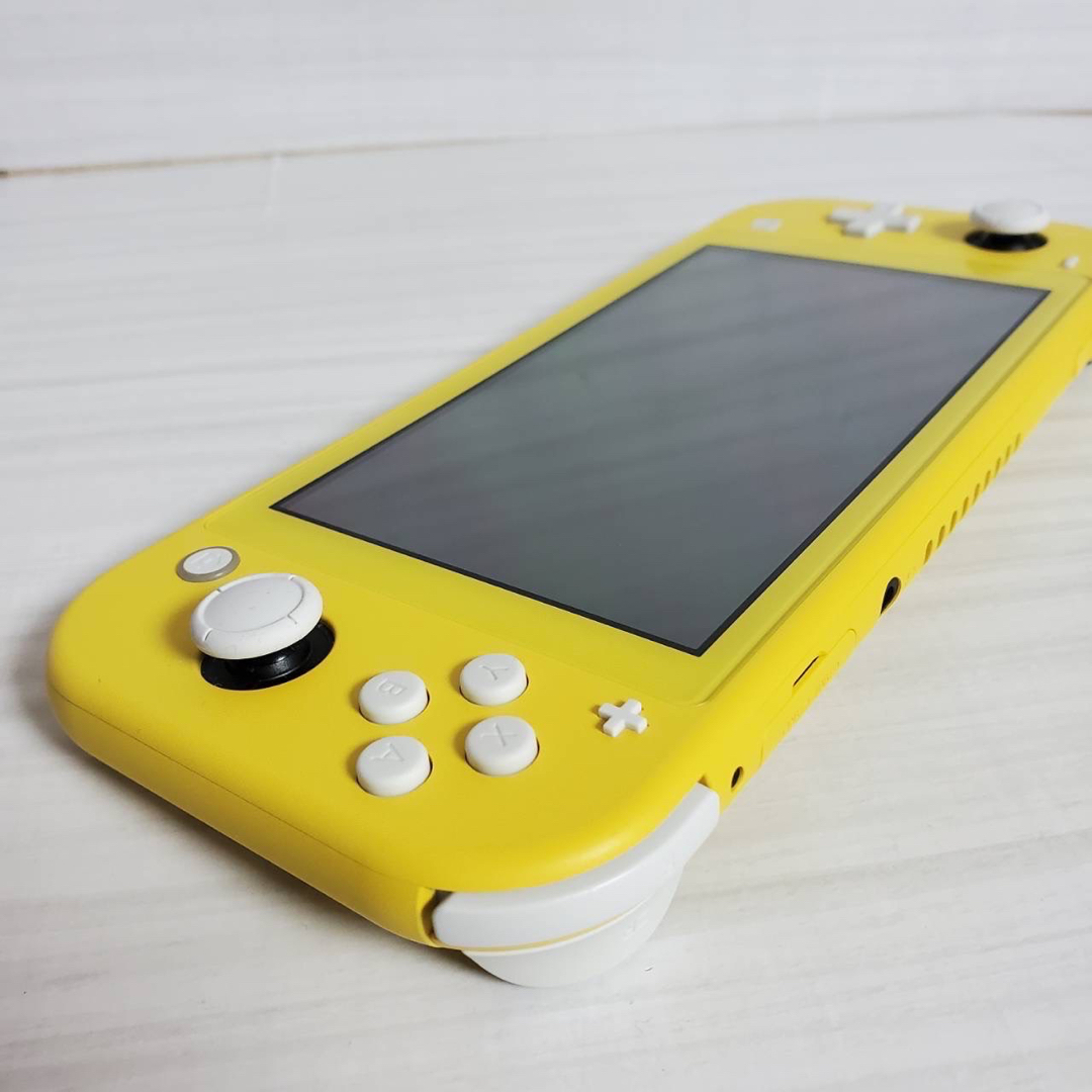 Nintendo Switch(ニンテンドースイッチ)の【本体のみ】ニンテンドースイッチライト イエロー Switch lite 本体 エンタメ/ホビーのゲームソフト/ゲーム機本体(家庭用ゲーム機本体)の商品写真