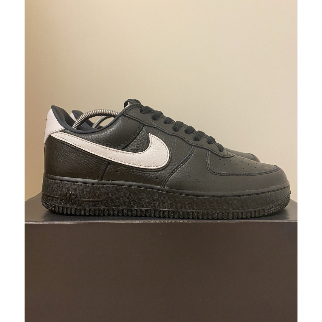 NIKE(ナイキ)の【完売品】NIKE AIR FORCE 1 RETRO QS BLACK メンズの靴/シューズ(スニーカー)の商品写真