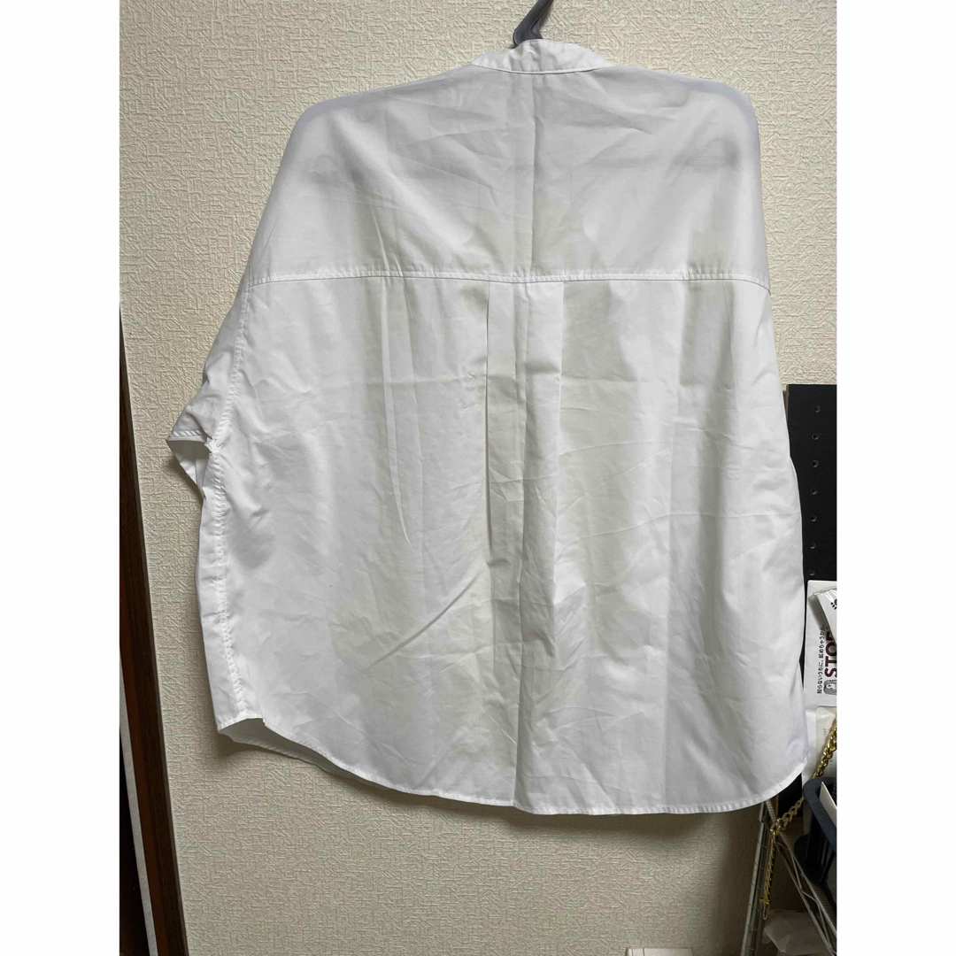 GU(ジーユー)のGU 白色　ワイドスリーブシャツ　５分袖  Ｍサイズ　美品 レディースのトップス(シャツ/ブラウス(半袖/袖なし))の商品写真