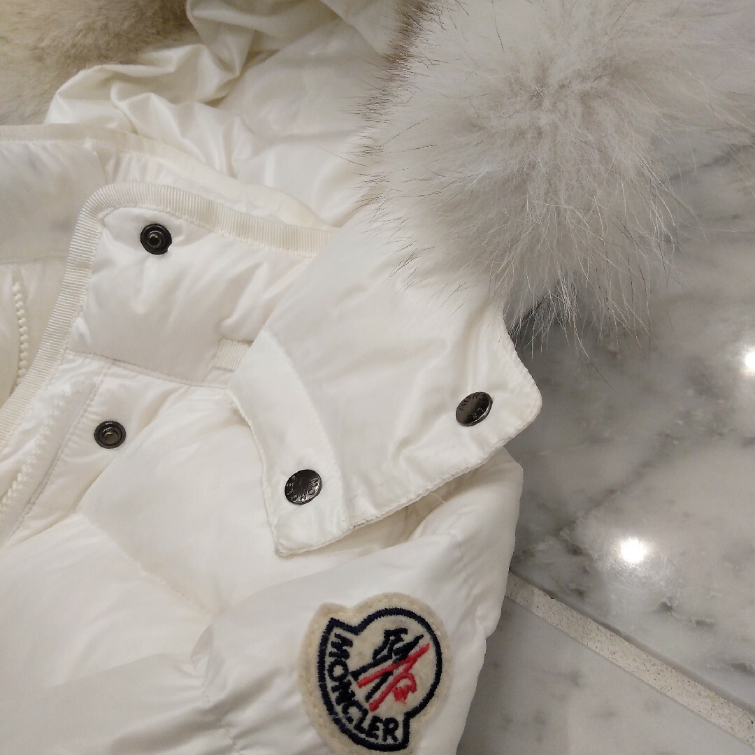 MONCLER(モンクレール)のMoncler new armoise ファー付き ダウンジャケット 8 キッズ/ベビー/マタニティのキッズ服女の子用(90cm~)(ジャケット/上着)の商品写真