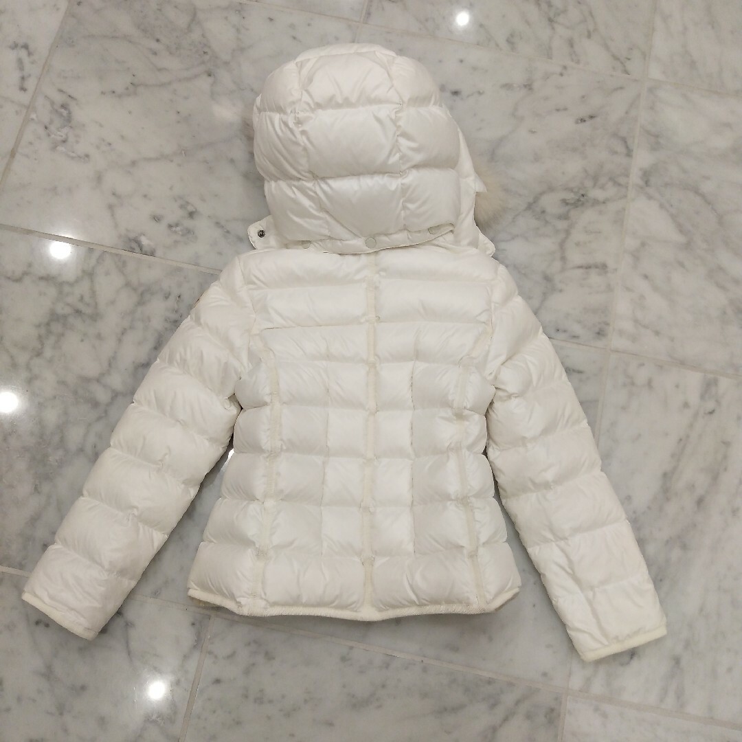 MONCLER(モンクレール)のMoncler new armoise ファー付き ダウンジャケット 8 キッズ/ベビー/マタニティのキッズ服女の子用(90cm~)(ジャケット/上着)の商品写真