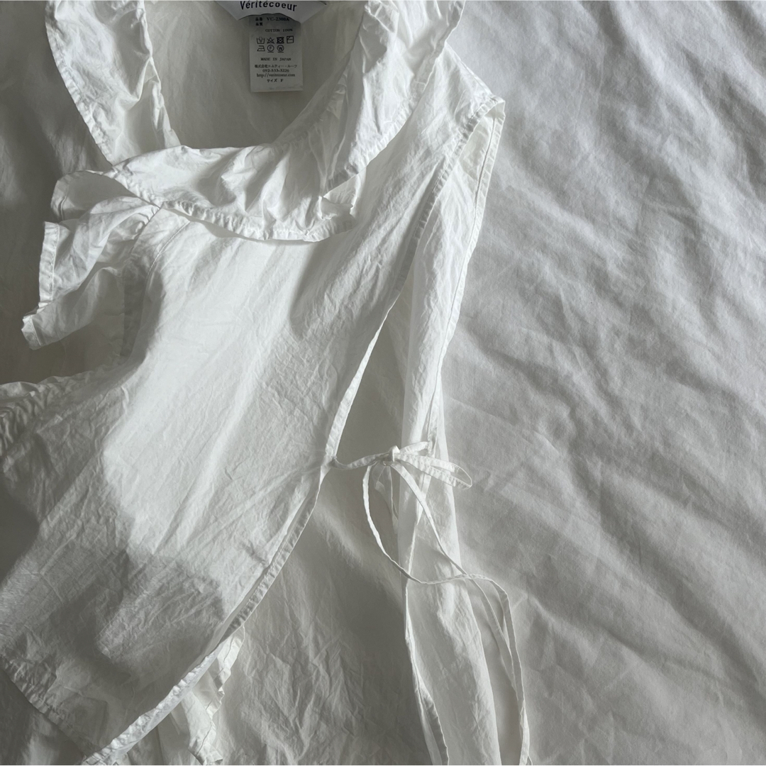 nest Robe(ネストローブ)のヴェリテクール フリル シャツベスト ブラウス  ホワイト レディースのトップス(シャツ/ブラウス(長袖/七分))の商品写真