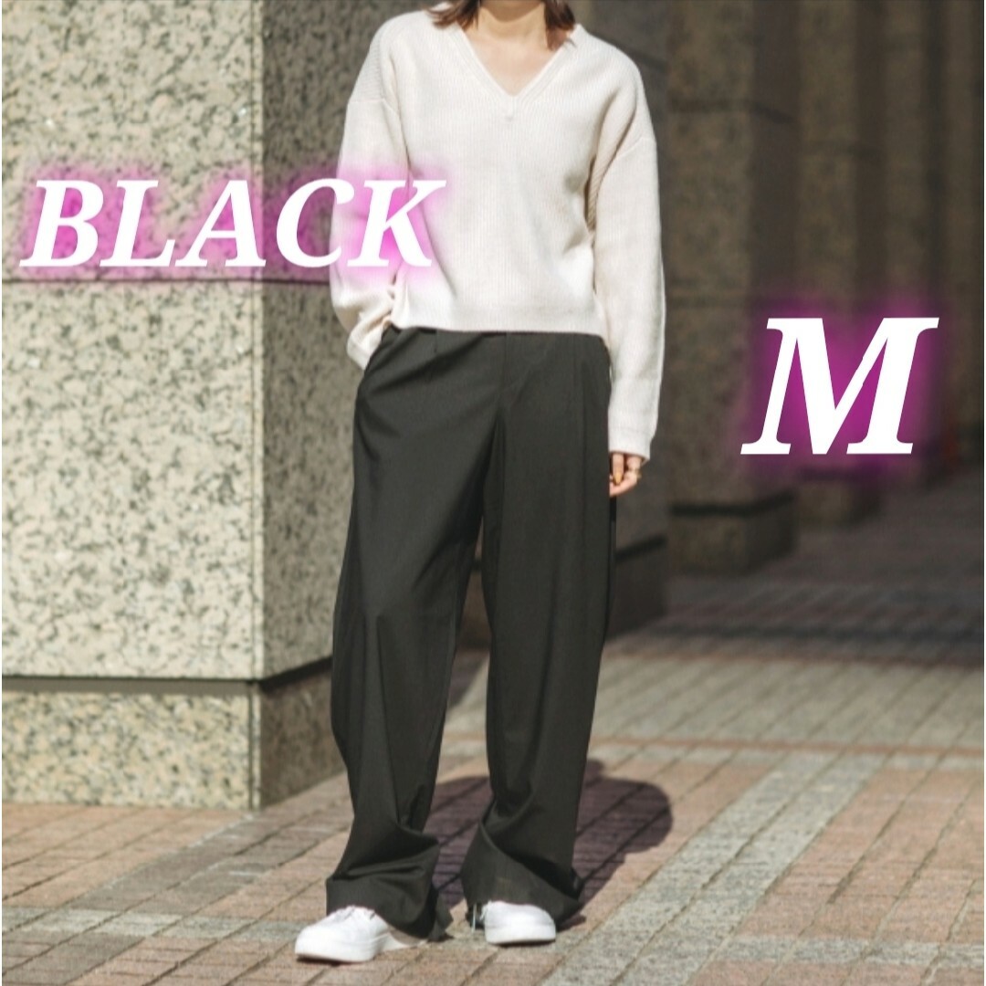 タックワイドストレートパンツ　ブラック　Mサイズ　ユニクロC　UNIQLOC レディースのパンツ(カジュアルパンツ)の商品写真