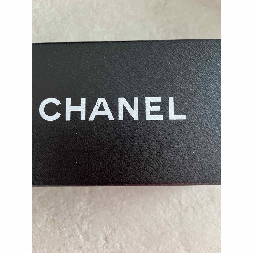 CHANEL(シャネル)の【未使用】CHANEL  サングラスケース　と冊子、タグ レディースのファッション小物(サングラス/メガネ)の商品写真