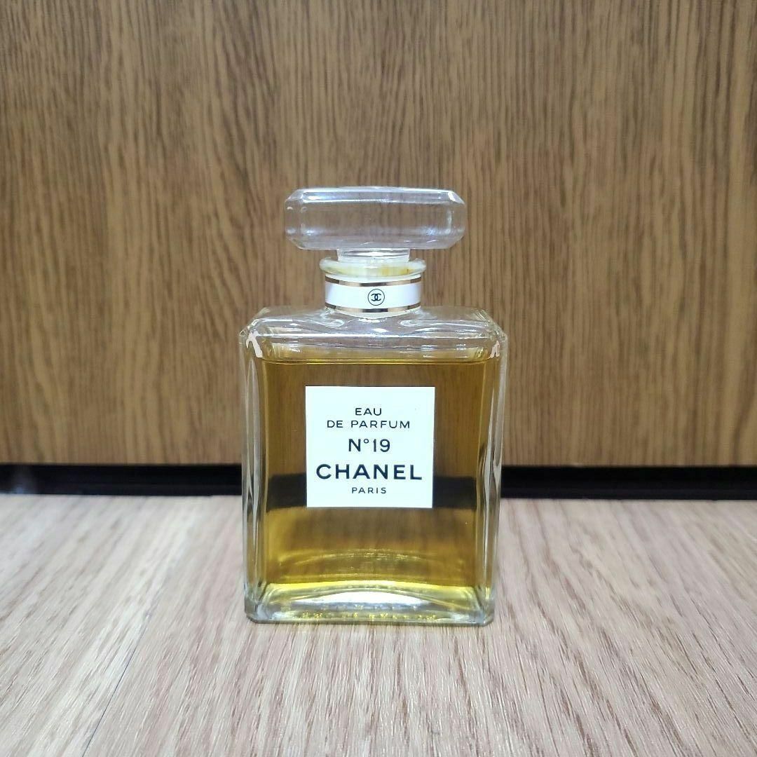 CHANEL(シャネル)のCHANEL  シャネル 香水 n°19  オードパルファム 50ml コスメ/美容の香水(香水(女性用))の商品写真