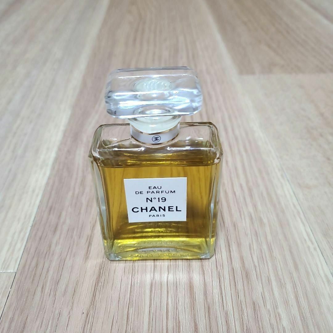CHANEL(シャネル)のCHANEL  シャネル 香水 n°19  オードパルファム 50ml コスメ/美容の香水(香水(女性用))の商品写真