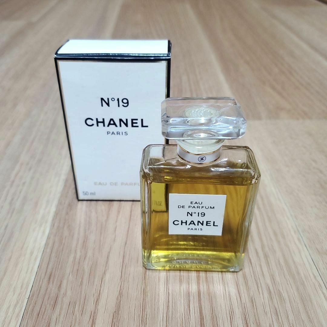 CHANEL(シャネル)のCHANEL  シャネル 香水 n°19  オードパルファム 50ml コスメ/美容の香水(香水(女性用))の商品写真