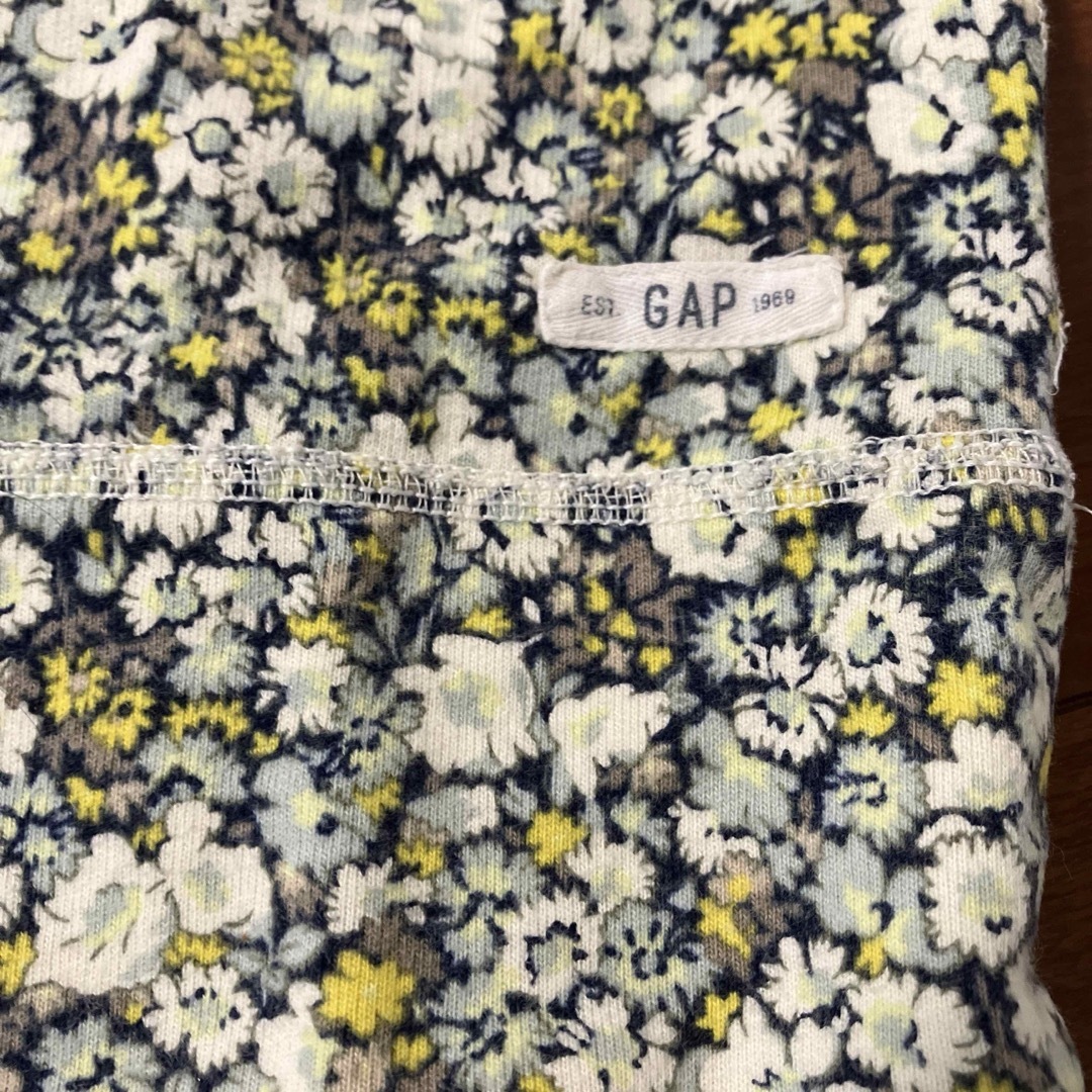 GAP Kids(ギャップキッズ)の花柄　半袖カットソー キッズ/ベビー/マタニティのキッズ服女の子用(90cm~)(Tシャツ/カットソー)の商品写真