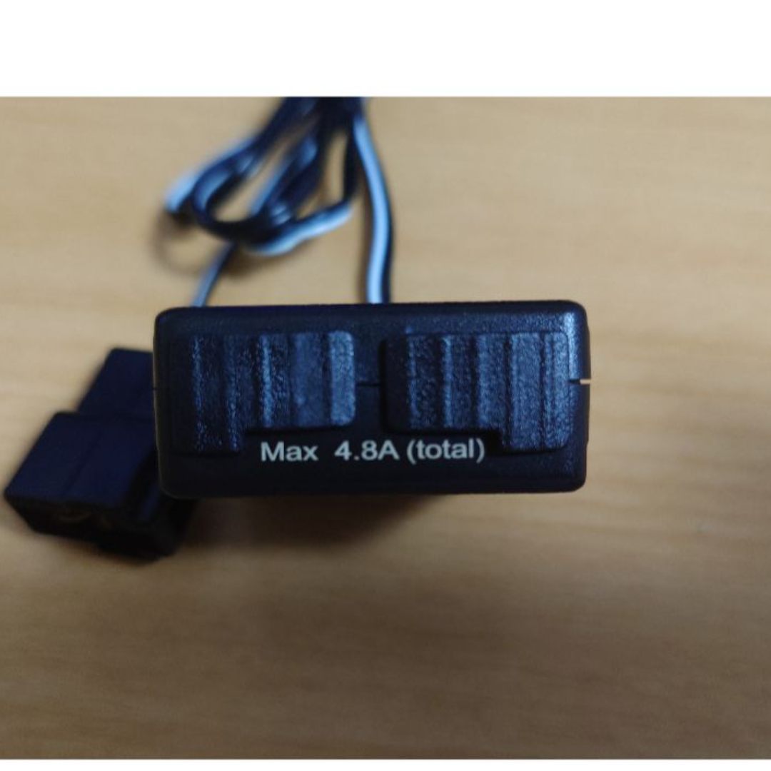 エーモン　USB電源ポート(2ポート)　2881 自動車/バイクの自動車(汎用パーツ)の商品写真
