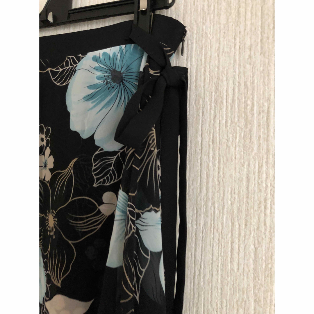 レディース ロングスカート Mサイズ 花柄 黒系 used 美品 レディースのスカート(ロングスカート)の商品写真