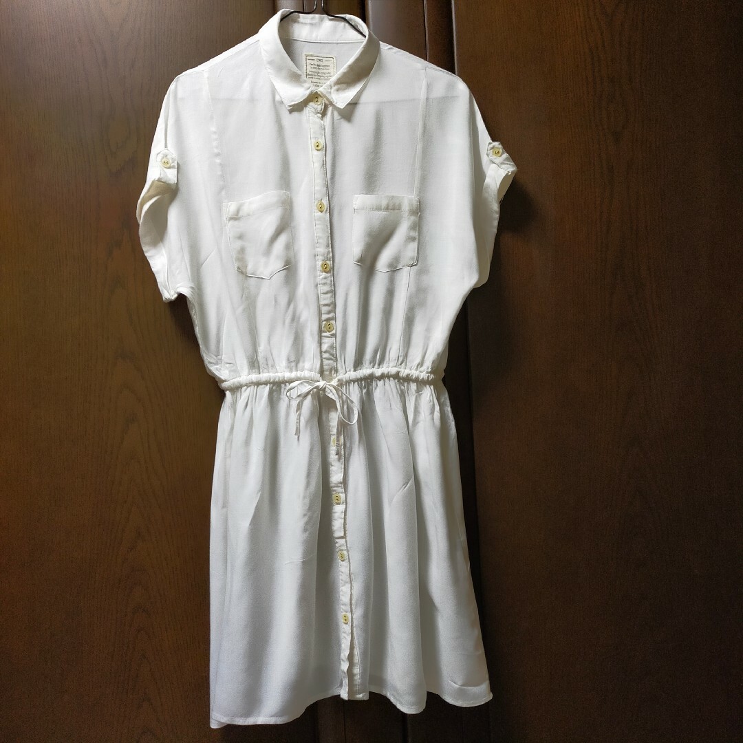 シャツワンピース 白 レディースのトップス(シャツ/ブラウス(半袖/袖なし))の商品写真