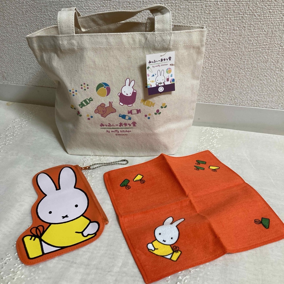 miffy(ミッフィー)のミッフィーおやつ堂　トートバッグ　ポーチ ミニタオル　ブルーナ レディースのバッグ(トートバッグ)の商品写真