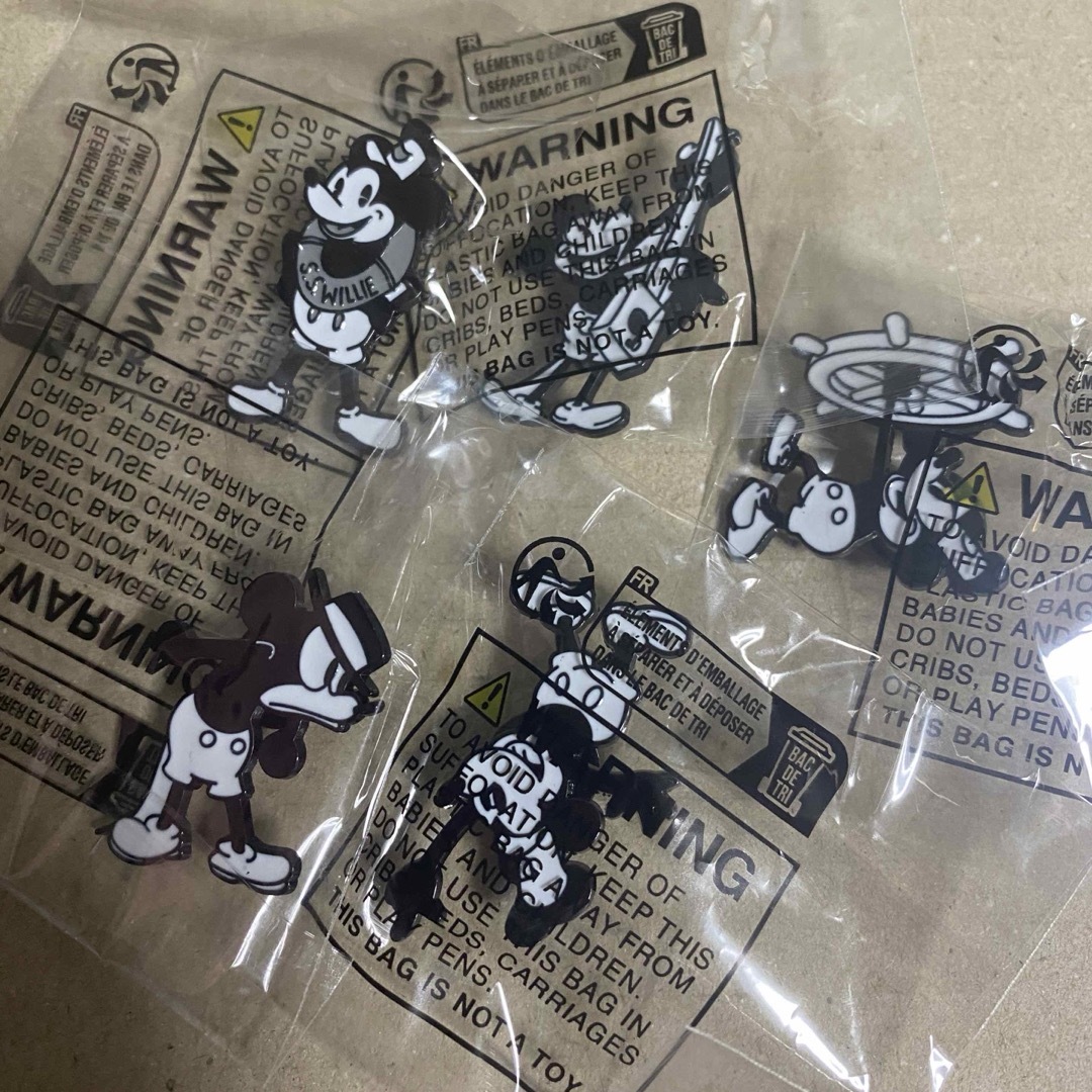 Disney(ディズニー)の新品　ディズニー　Disney ミッキーマウス　ピンバッジ5個セット　ピンズ エンタメ/ホビーのアニメグッズ(バッジ/ピンバッジ)の商品写真