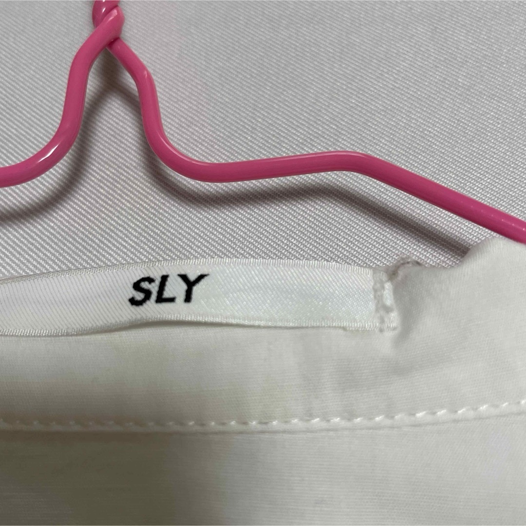 SLY(スライ)のホワイトシャツ　t074 レディースのトップス(シャツ/ブラウス(長袖/七分))の商品写真