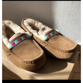 アグ(UGG)の新品★アグ  UGG アンスレー　エンブロイダリー  モカシン　茶　US5 22(ローファー/革靴)