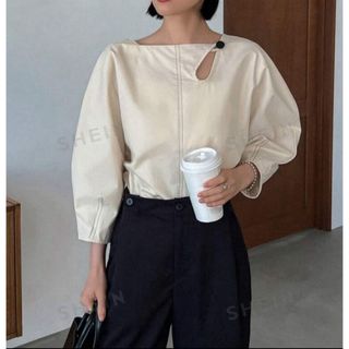 シーイン(SHEIN)の【Shein】カットアウト アシンメトリーネック ランタンスリーブ ブラウス(シャツ/ブラウス(長袖/七分))