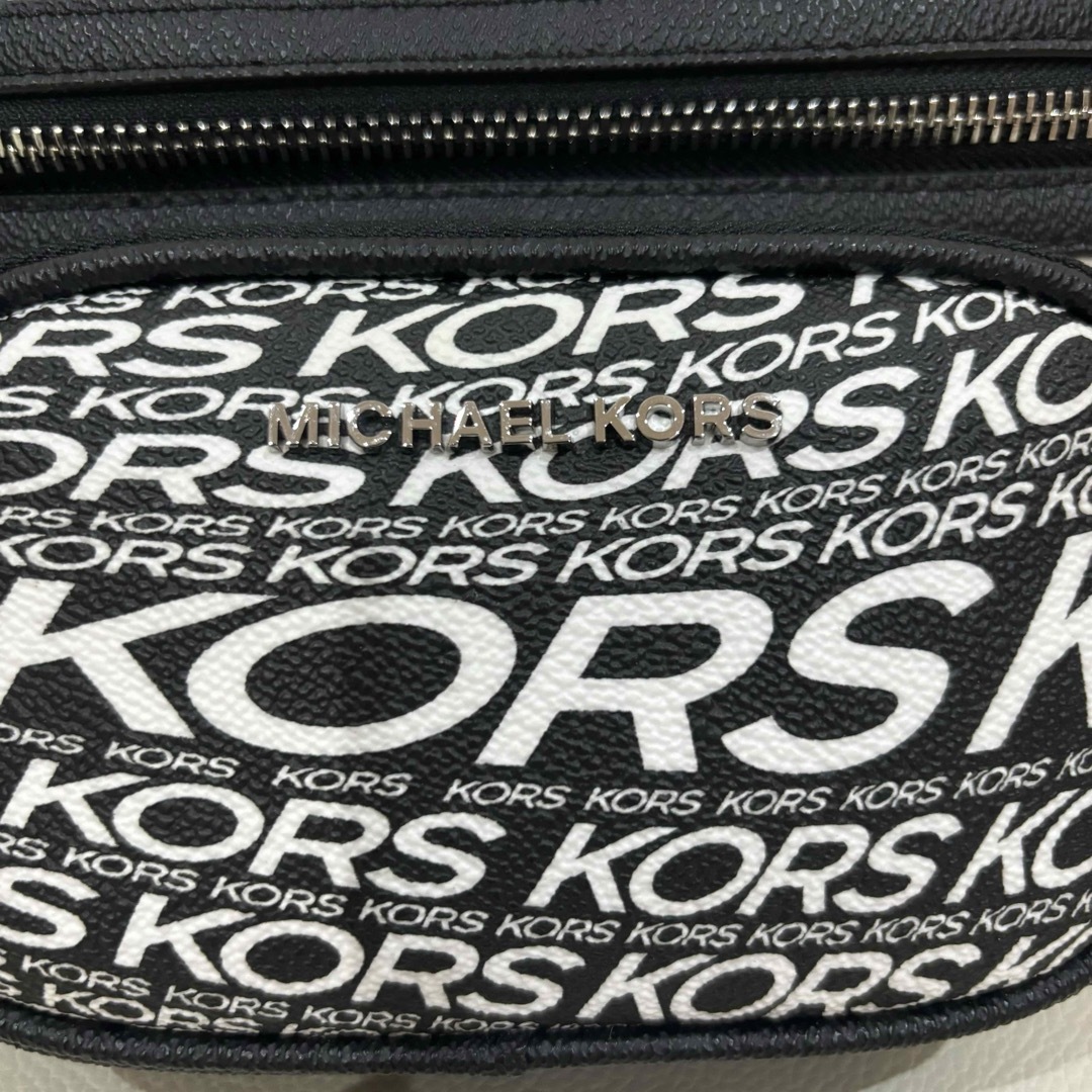 Michael Kors(マイケルコース)の新品【MICHAEL KORS】マイケルコース　グラフィックロゴ ボディバッグ メンズのバッグ(ボディーバッグ)の商品写真