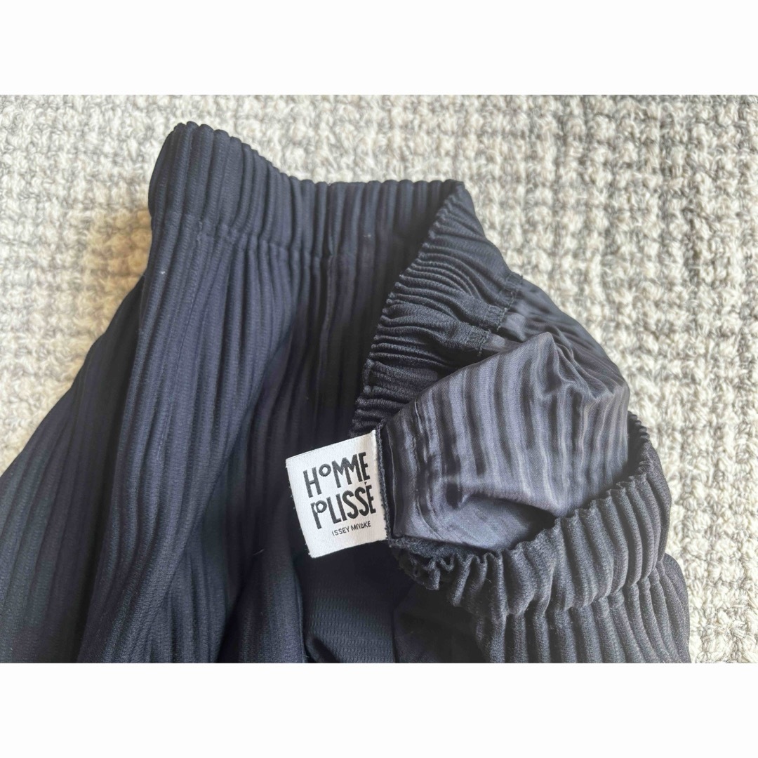 ISSEY MIYAKE(イッセイミヤケ)の[HOMME PLISSE] PLEATS PANTS NAVY 2 メンズのパンツ(スラックス)の商品写真