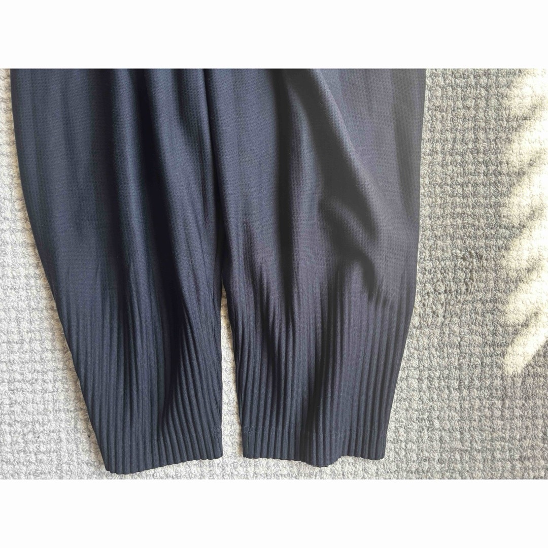 ISSEY MIYAKE(イッセイミヤケ)の[HOMME PLISSE] PLEATS PANTS NAVY 2 メンズのパンツ(スラックス)の商品写真