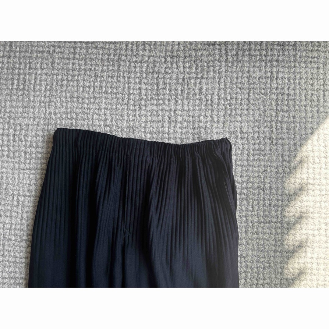 ISSEY MIYAKE(イッセイミヤケ)の[HOMME PLISSE] PLEATS PANTS NAVY 2 メンズのパンツ(スラックス)の商品写真