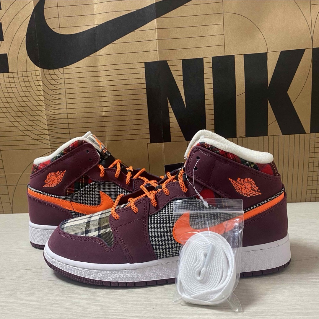 NIKE(ナイキ)の24.5cm AIR JORDAN 1 MID SE (GS) レディースの靴/シューズ(スニーカー)の商品写真