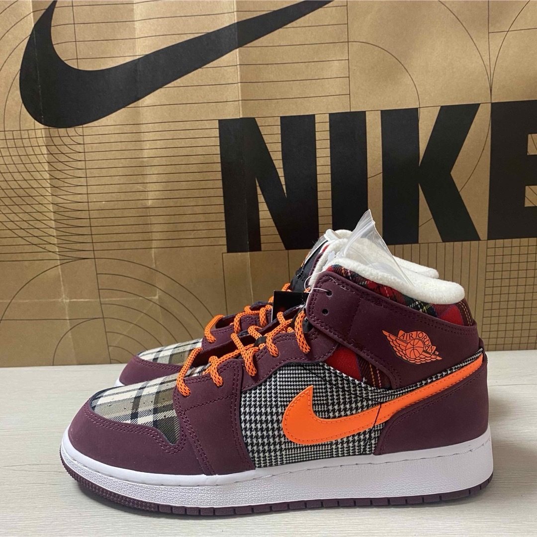 NIKE(ナイキ)の24.5cm AIR JORDAN 1 MID SE (GS) レディースの靴/シューズ(スニーカー)の商品写真