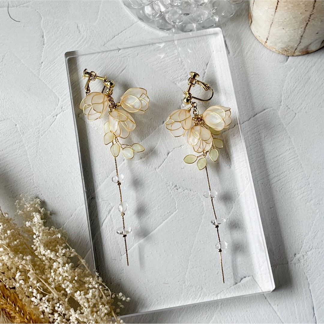 795 カップ咲フラワー　リーフ　水晶　揺れる　ピアス　イヤリング　小枝　花 ハンドメイドのアクセサリー(ピアス)の商品写真