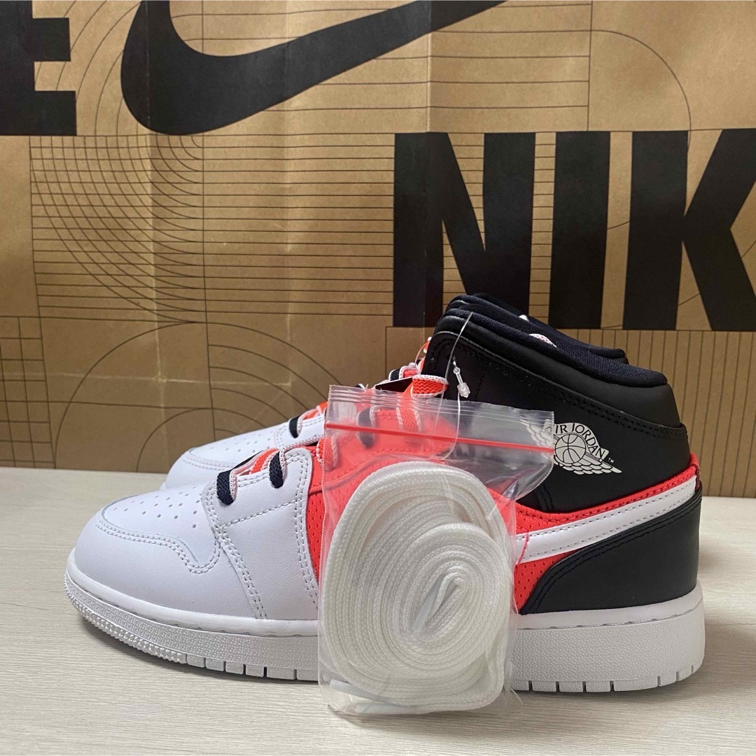 NIKE(ナイキ)の24.5cm AIR JORDAN 1 MID SE (GS) レディースの靴/シューズ(スニーカー)の商品写真