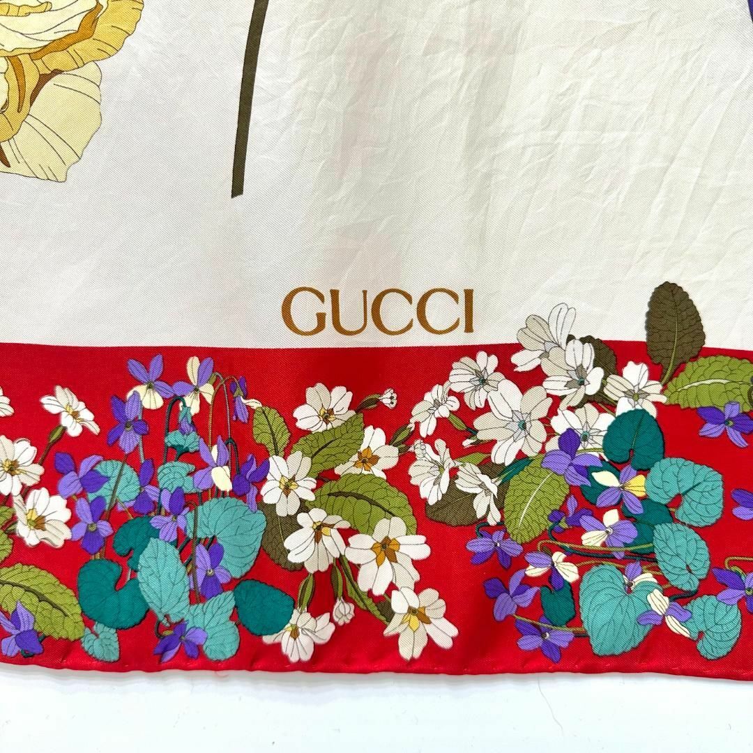 Gucci(グッチ)のGUCCI グッチ　大判スカーフ　シルク100% フローラル　花柄　フラワー　蝶 レディースのファッション小物(バンダナ/スカーフ)の商品写真