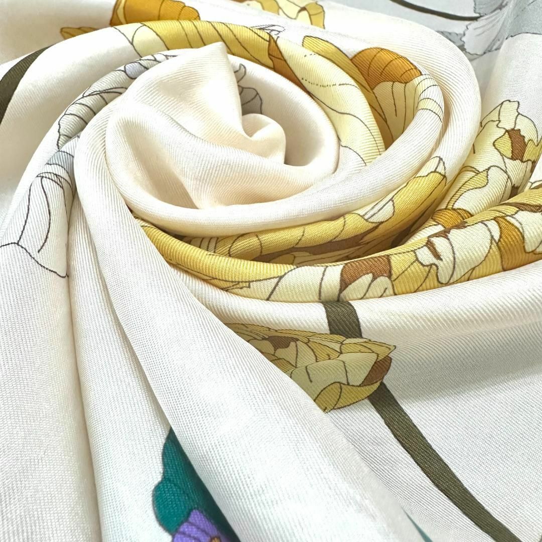 Gucci(グッチ)のGUCCI グッチ　大判スカーフ　シルク100% フローラル　花柄　フラワー　蝶 レディースのファッション小物(バンダナ/スカーフ)の商品写真
