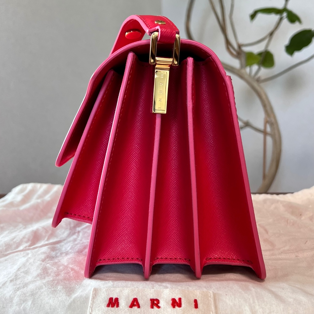 Marni(マルニ)の【美品】マルニ　トランクバッグ　ショルダー　サフィアーノ　カーフスキン　赤 レディースのバッグ(ショルダーバッグ)の商品写真