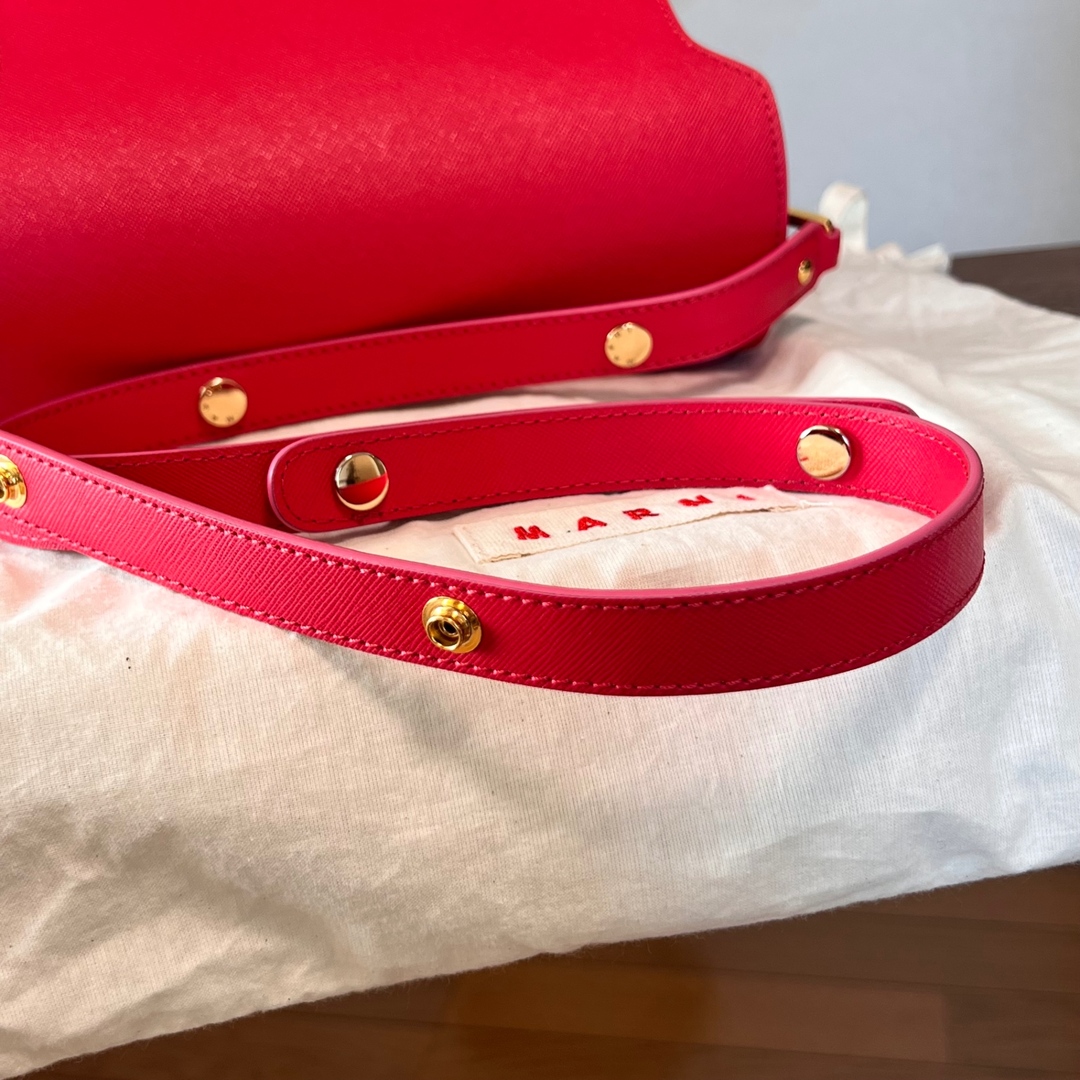 Marni(マルニ)の【美品】マルニ　トランクバッグ　ショルダー　サフィアーノ　カーフスキン　赤 レディースのバッグ(ショルダーバッグ)の商品写真