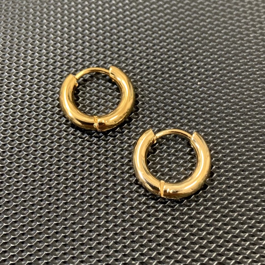  フープリングピアス 両耳ペア ゴールド 約8mm サージカルステンレス レディースのアクセサリー(ピアス)の商品写真