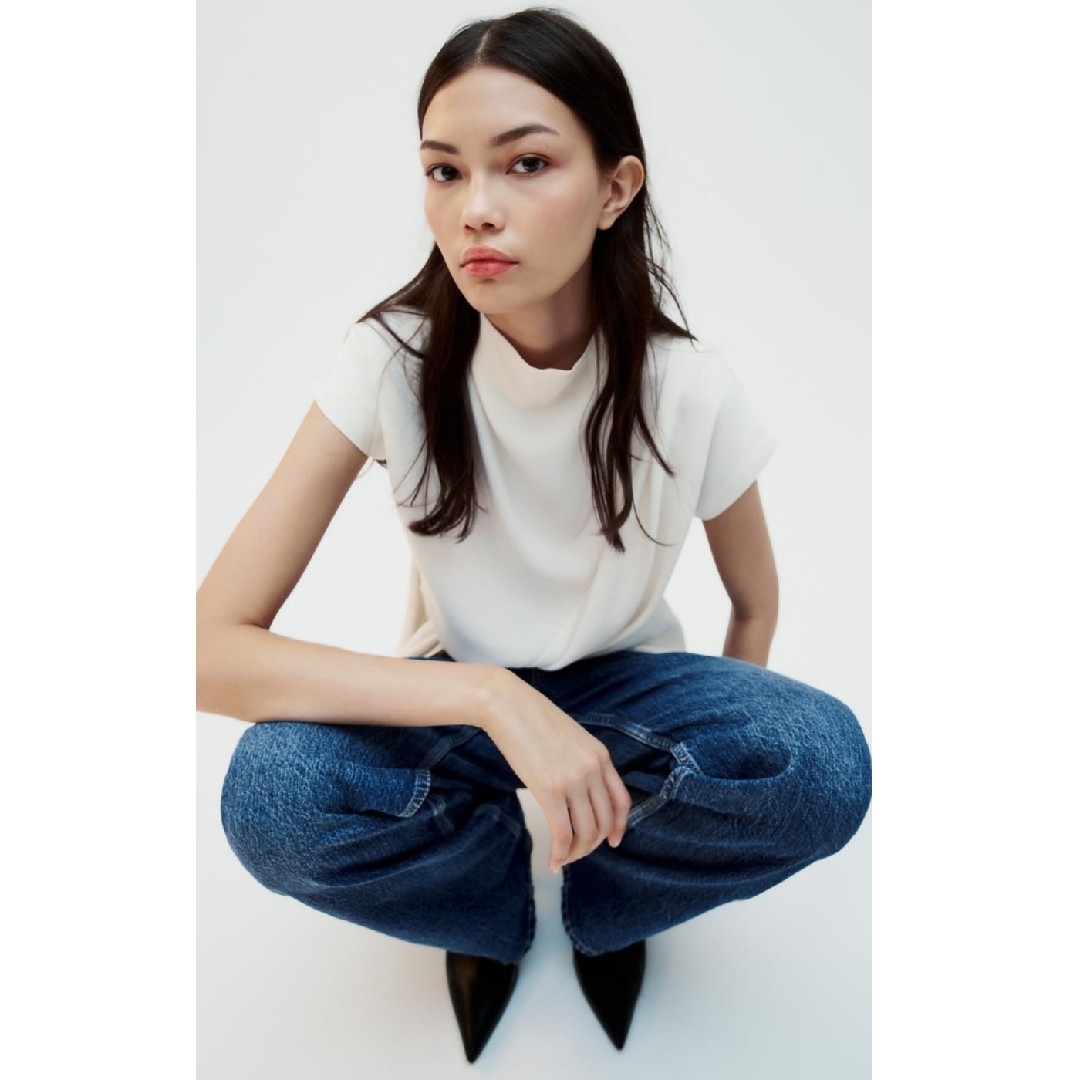 ZARA(ザラ)の新品！未使用！♥️ZARA♥️ギャザートップス。ブラウス。シャツ。M。ホワイト レディースのトップス(シャツ/ブラウス(半袖/袖なし))の商品写真