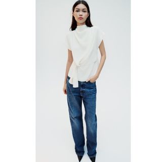 ザラ(ZARA)の新品！未使用！♥️ZARA♥️ギャザートップス。M。エクリュ。(シャツ/ブラウス(半袖/袖なし))